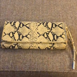 6126 Leather clutch